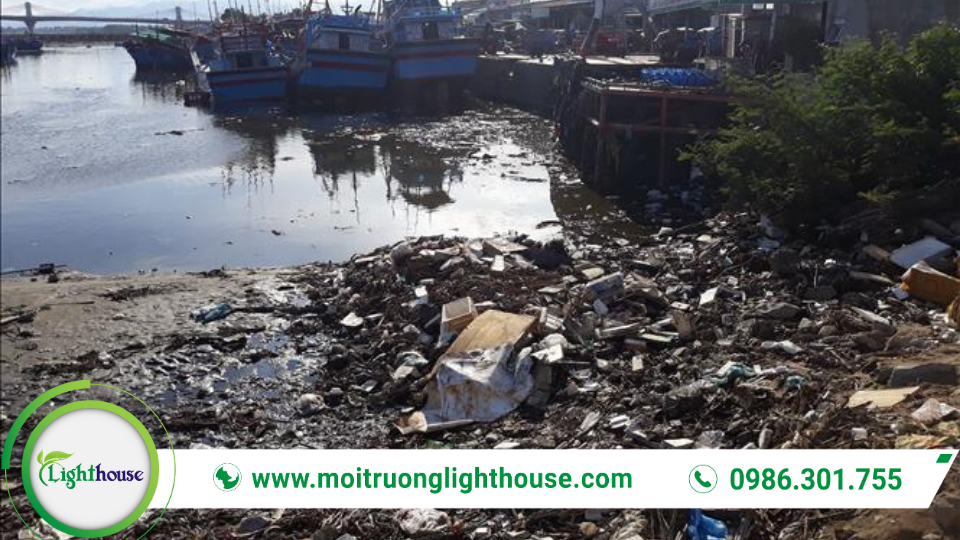 Ứng phó sự cố môi trường: Trách nhiệm và giải pháp 1 Ứng phó sự cố môi trường tại khu vực sông/kênh bị ô nhiễm, rác thải và bùn đất trôi nổi cần thu gom khẩn cấp.