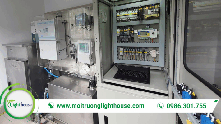 Hệ thống quan trắc tự động với tủ thiết bị đo và thu thập dữ liệu môi trường được lắp đặt tại cơ sở sản xuất theo quy định.