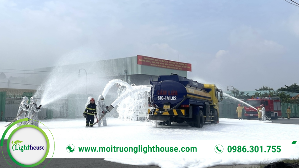 Ứng phó sự cố môi trường: Trách nhiệm và giải pháp 2 Ứng phó sự cố môi trường tại nhà máy/khu công nghiệp, lực lượng chức năng phun nước–khống chế bụi/khí thải, giảm lan truyền ô nhiễm.