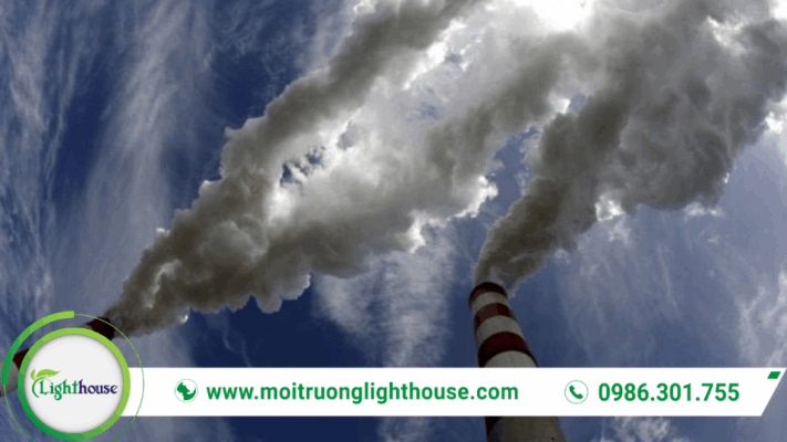 Phát thải khí nhà kính từ khu công nghiệp với khói thải dày đặc từ các ống khói nhà máy, gây ô nhiễm không khí và tác động đến biến đổi khí hậu.