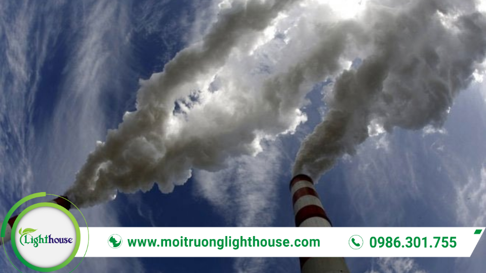 Phát thải khí nhà kính: Nguyên nhân, tác động và giải pháp 1 Phát thải khí nhà kính từ khu công nghiệp với khói thải dày đặc từ các ống khói nhà máy, gây ô nhiễm không khí và tác động đến biến đổi khí hậu.