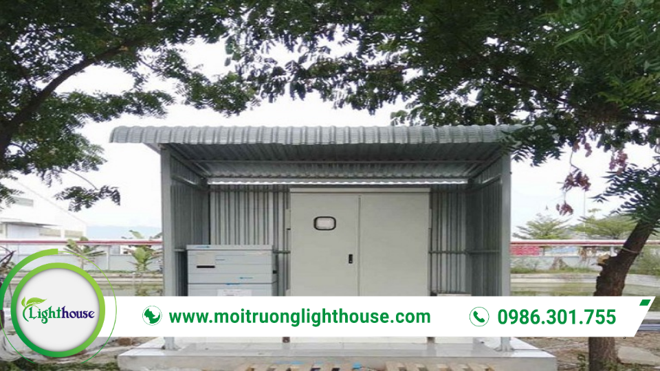 Trạm quan trắc tự động môi trường ngoài trời được lắp đặt độc lập để theo dõi khí thải và chất lượng môi trường xung quanh.