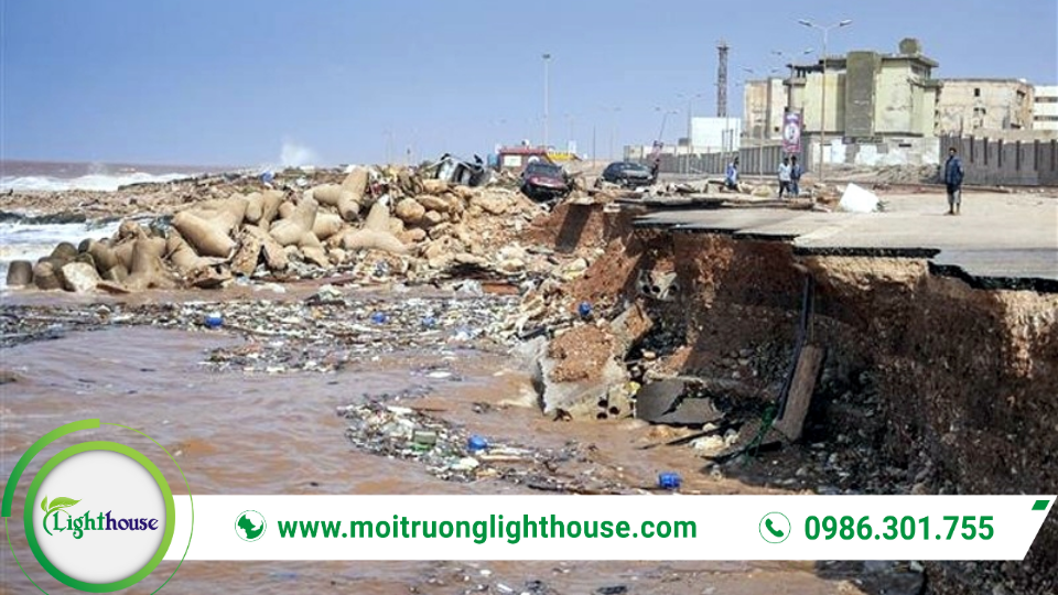 Ứng phó sự cố môi trường: Trách nhiệm và giải pháp 3 Ứng phó sự cố môi trường sau thiên tai, máy móc dọn dẹp đống đổ nát và chất thải xây dựng để phục hồi hiện trường.