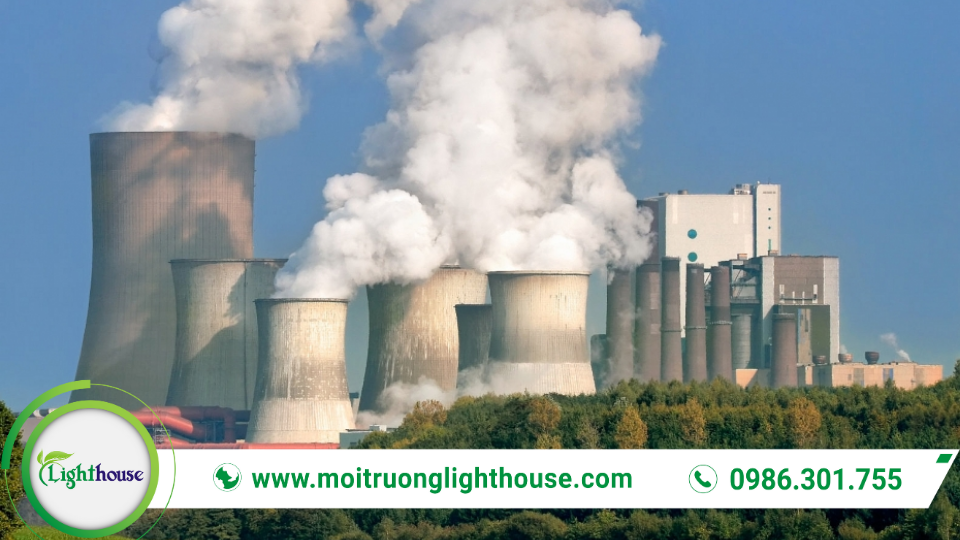 Phát thải khí nhà kính: Nguyên nhân, tác động và giải pháp 2 Phát thải khí nhà kính từ nhà máy nhiệt điện với lượng lớn CO₂ phát sinh trong quá trình đốt nhiên liệu hóa thạch.