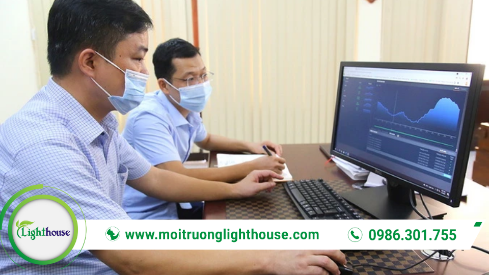 Kỹ thuật viên theo dõi và phân tích dữ liệu từ hệ thống quan trắc tự động thông qua phần mềm chuyên dụng.