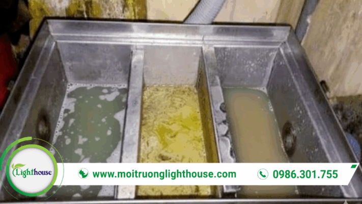 Bể tách dầu mỡ trong xử lý nước thải dạng nhiều ngăn giúp giữ lại dầu mỡ và cặn nổi trước khi nước thải chảy sang công đoạn tiếp theo.
