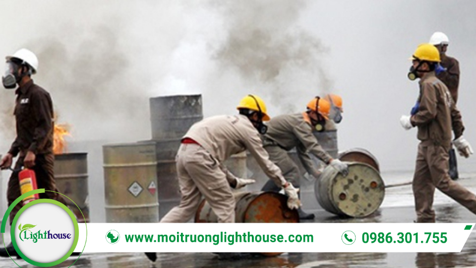 Ứng phó sự cố môi trường: Trách nhiệm và giải pháp 4 Ứng phó sự cố môi trường do tràn dầu/hoá chất, công nhân mặc đồ bảo hộ xử lý, thu gom và làm sạch khu vực ô nhiễm.