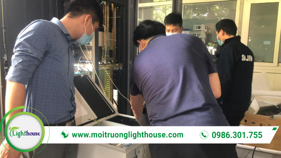 Nhân viên kỹ thuật kiểm tra và bảo trì hệ thống quan trắc tự động tại cơ sở sản xuất công nghiệp.