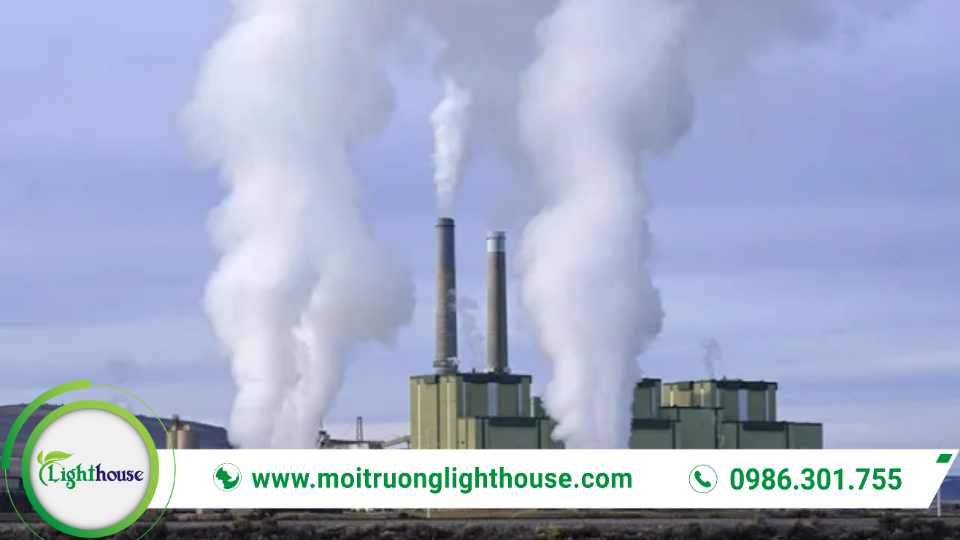 Phát thải khí nhà kính: Nguyên nhân, tác động và giải pháp 4 Phát thải khí nhà kính từ ống khói công nghiệp với khí CO₂ và các khí gây hiệu ứng nhà kính phát tán vào khí quyển.