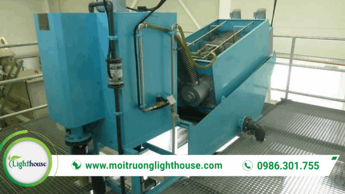 Máy ép bùn xử lý nước thải dạng băng tải được lắp đặt trong hệ thống xử lý nước thải công nghiệp, giúp tách nước và giảm thể tích bùn thải.
