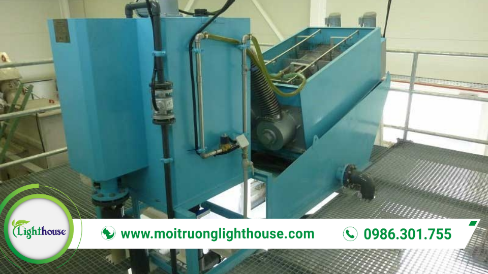 Máy ép bùn xử lý nước thải: Nguyên lý, ứng dụng và lợi ích 1 Máy ép bùn xử lý nước thải dạng băng tải được lắp đặt trong hệ thống xử lý nước thải công nghiệp, giúp tách nước và giảm thể tích bùn thải.